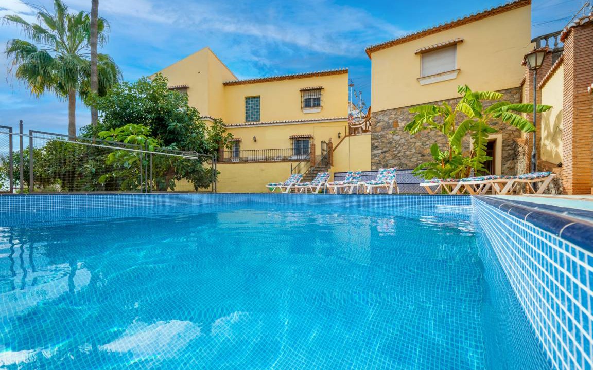Almunecar Villa | 350 m² Villa ∙ 6 bedrooms ∙ 11 guests