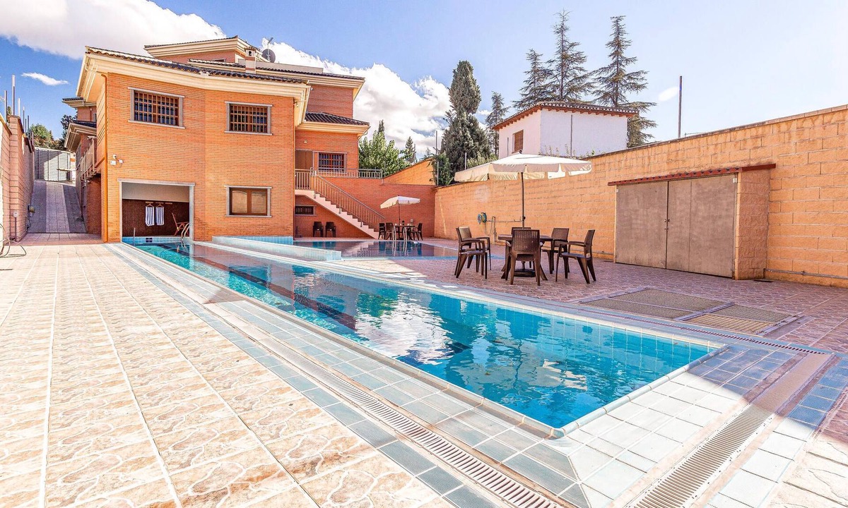 Albolote House | 8 bedroom accommodation in Albolote