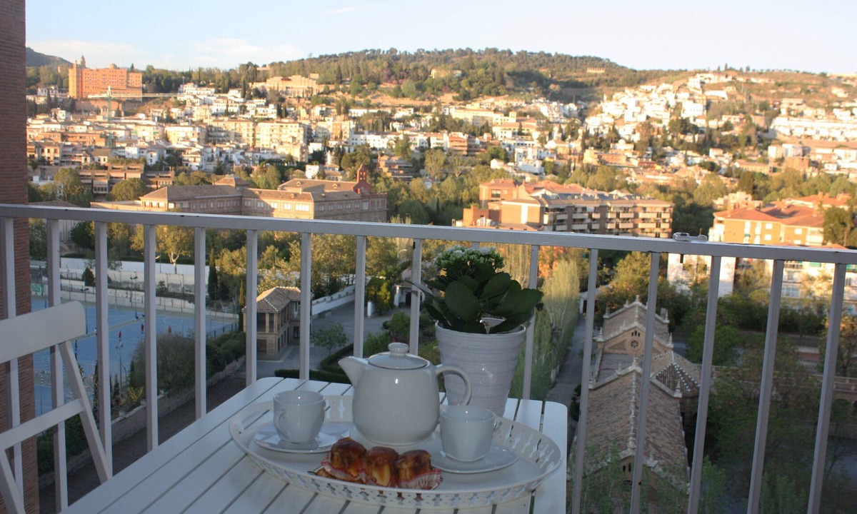 Cervantes Apartment | Apartment 'Apartamento Góngora Congresos' with Mountain Views, Wi-Fi and Air Conditioning