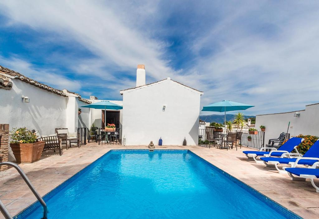 Pinos del Valle House | Casa Mundo - 16th century traditional white village house with pool