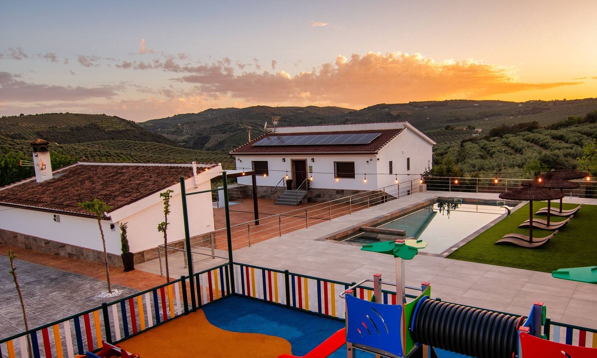 Montefrio Villa | Casa Rural con Piscina y Jacuzzi con Capacidad Máxima Para 16 Personas