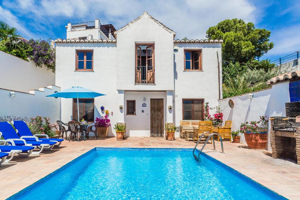 Pinos del Valle House | Casa Sol - traditional village house with pool and view