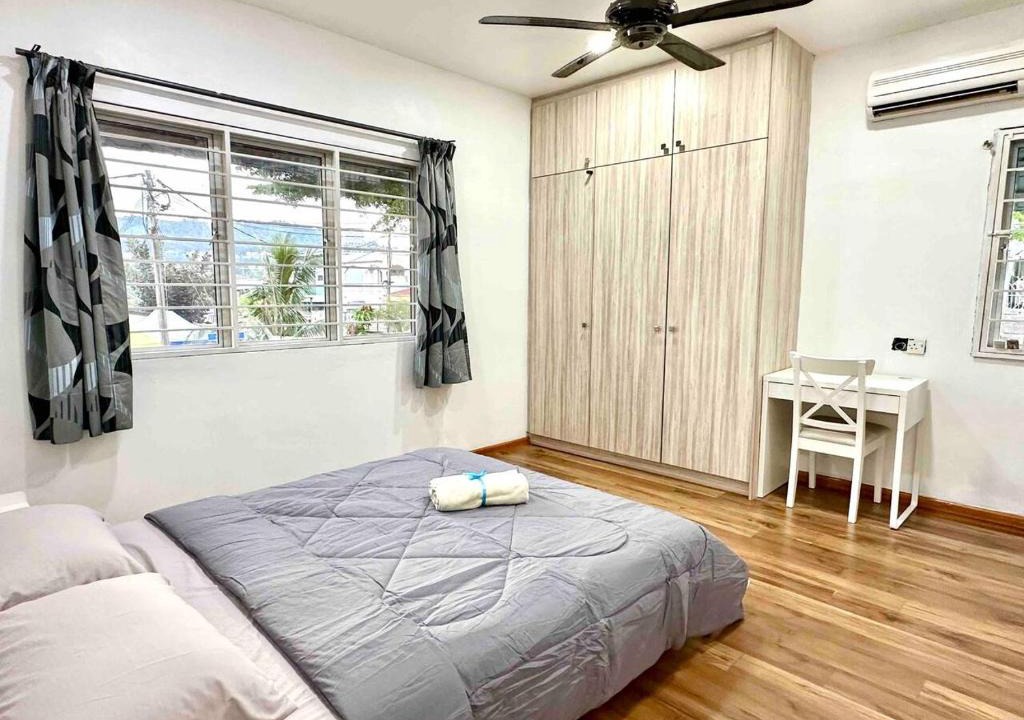 Bandar Tun Razak House | Corner Homestay with Garden and Private Parking