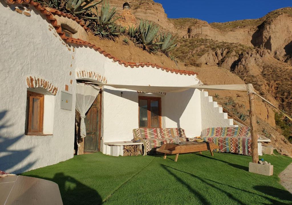 Gorafe House | Creatively designed CaveHouse with jacuzzi