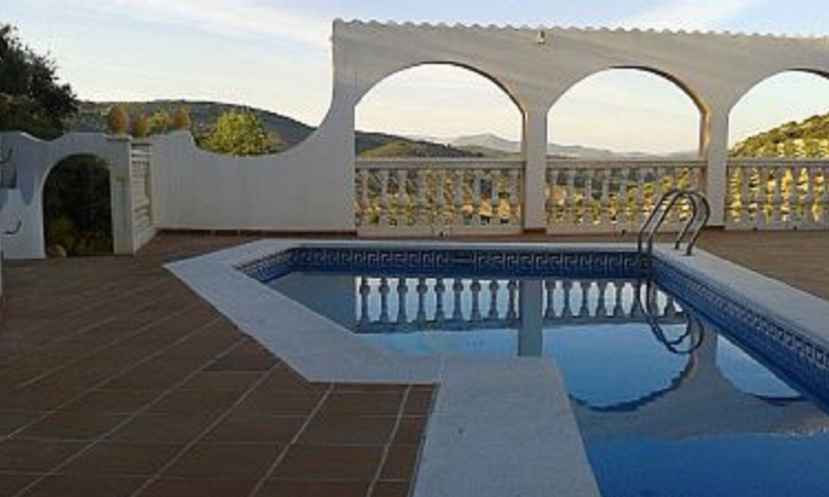 Moclin Apartment | Four bed Villa and Apartment,swimming pool,two bathrooms,one ensuite ,air con