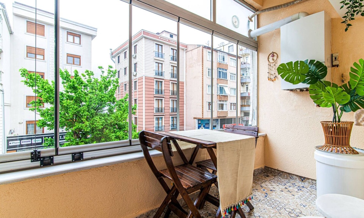 Kartal Apartment | Furnished Flat w Balcony Near Metro in Kartal