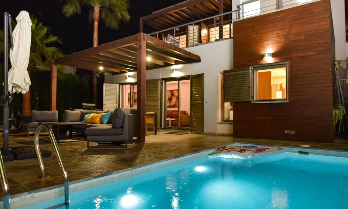 Almunecar Villa | Modern property with a private pool