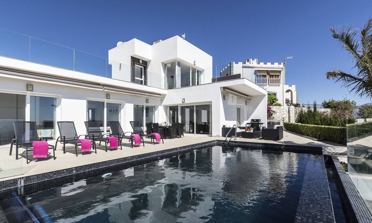 Salobrena Villa | Modern villa with heated privat pool and jacuzzi