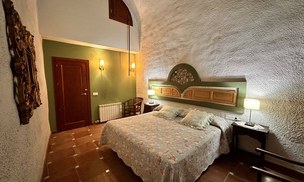 Benalua de Guadix Apartment | Romantic 1 bedroom cave for couples