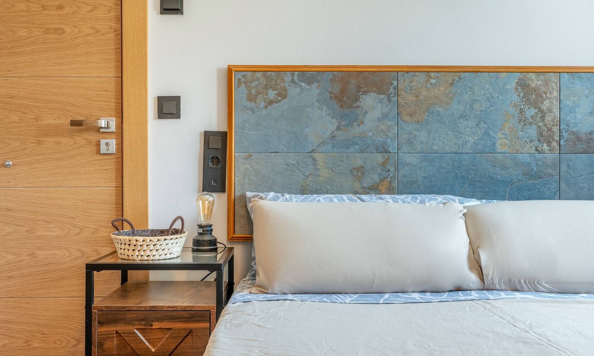 Murchas Apartment | Room 'La Boheme 4' with Mountain View, Wi-Fi and Air Conditioning