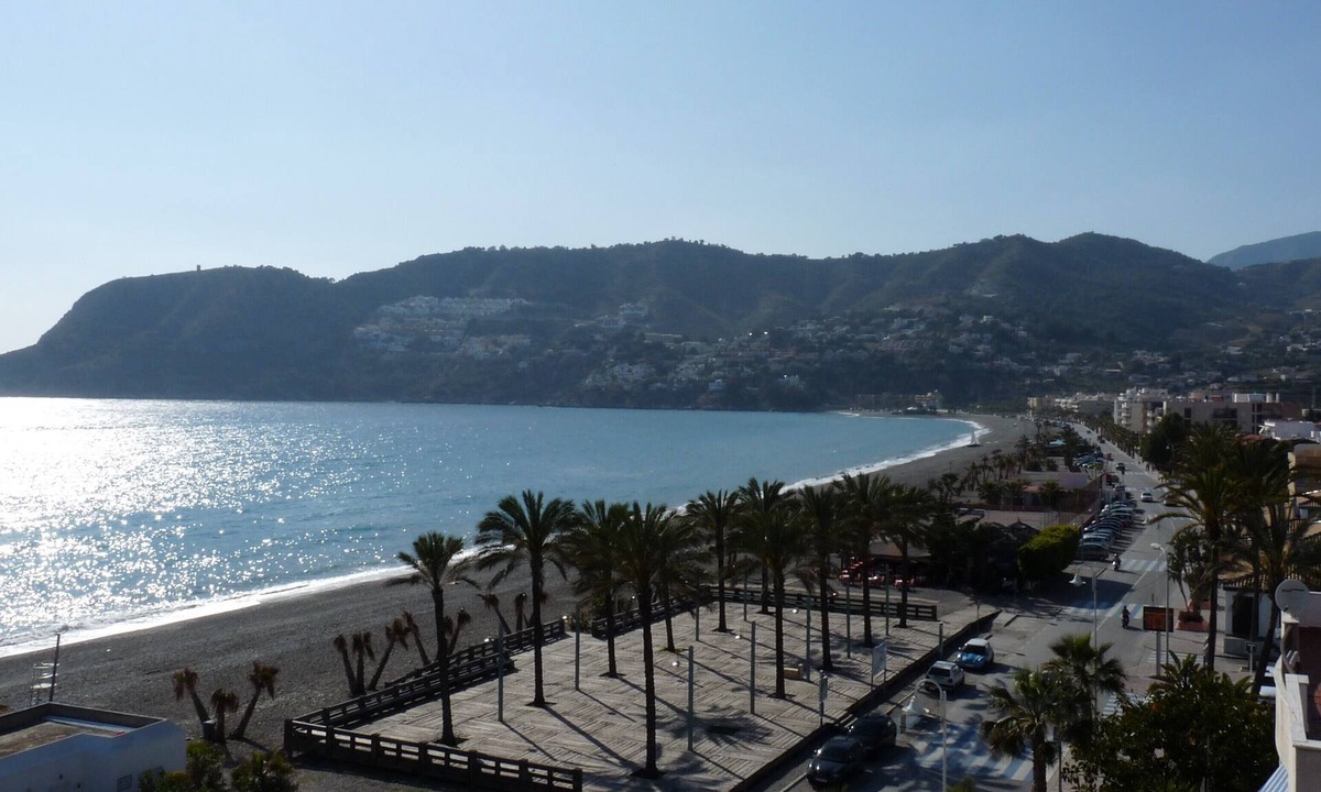 La Herradura Apartment | Spacious Spanish-style apartment in beach front location - no extra fees!