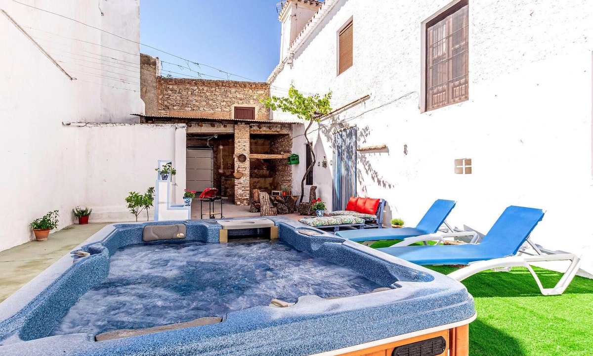 Padul House | Stunning home in Padul with kitchen