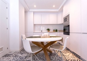Pretty two-bedroom apartment near the Cathedral. Zacatin 203