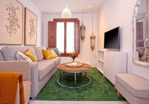 Pretty two-bedroom apartment near the Cathedral. Zacatin 203