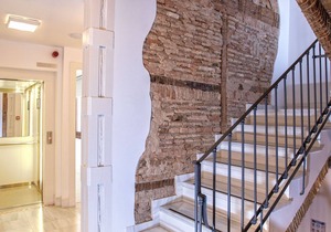Pretty two-bedroom apartment near the Cathedral. Zacatin 203
