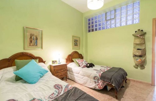 Fuente Vaqueros Apartment | 100 m² Apartment ∙ 3 bedrooms ∙ 6 guests