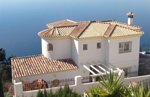 Salobrena Villa | 260 m² Villa ∙ 4 bedrooms ∙ 8 guests
