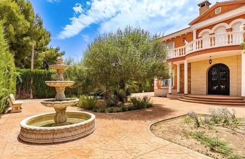 Loja House | 350 m² House ∙ 6 bedrooms ∙ 12 guests