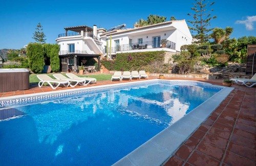 Velilla-Taramay Villa | 390 m² Villa ∙ 8 bedrooms ∙ 16 guests