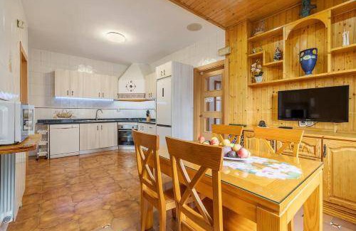 Cenes de la Vega House | 500 m² House ∙ 4 bedrooms ∙ 10 guests
