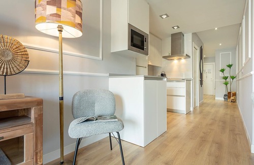 Granada City Center Apartment | Centric Apartment with Terrace and Parking. Amira