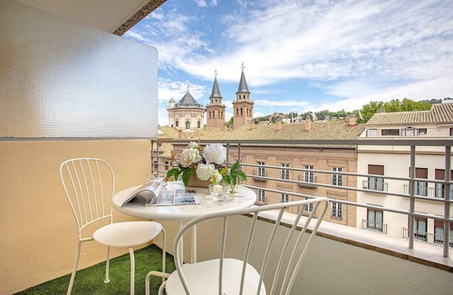 Granada City Center Apartment | Centric Apartment with Terrace and Parking. Amira