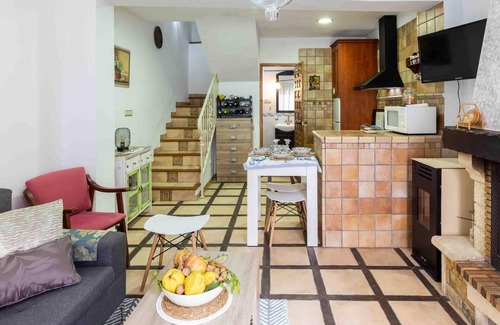 Niguelas Cottage | Family house with three rooms, fireplace - terrace