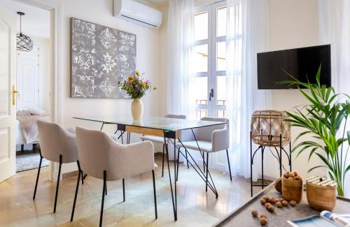 Central District Apartment | Genteel Home Reyes Católicos
