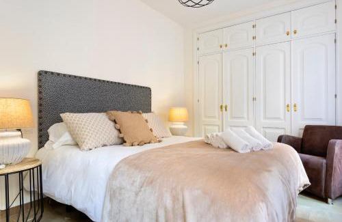 Central District Apartment | Genteel Home Reyes Católicos