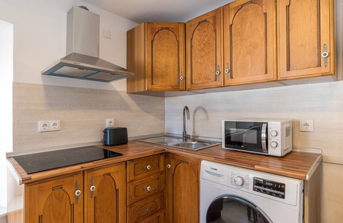 Quentar House | Holiday Home 'Planta Baja' with Private Terrace and Air Conditioning