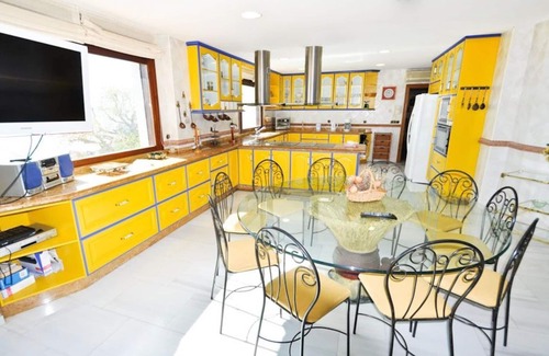 Salobrena Villa | Luxury villa private pool, jacuzzi, bbq and garden