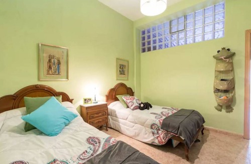 Fuente Vaqueros Apartment | 100 m² Apartment ∙ 3 bedrooms ∙ 6 guests