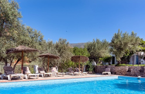 Orgiva House | 200 year old farmhouse · olive groves · mountain views · gated pool · near town