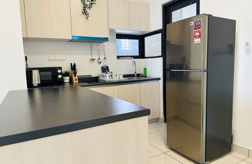 Taman Pertama Condo | 31 Family Suite 7pax 3 Rooms Velocity Mall IKEA Short Walk to MRT & LRT Malur