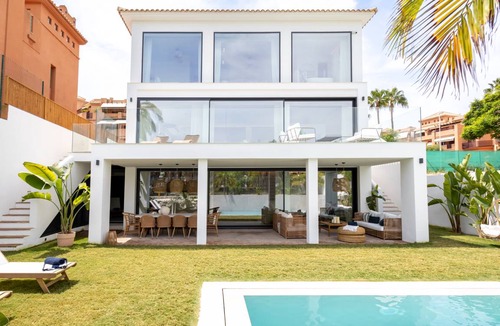 Motril Villa | 322 m² Villa ∙ 5 bedrooms ∙ 7 guests