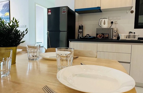 Taman Pertama Condo | 36 Family Suite 7 Pax 3 Rooms Velocity Mall IKEA Short Walk to MRT & LRT Maluri