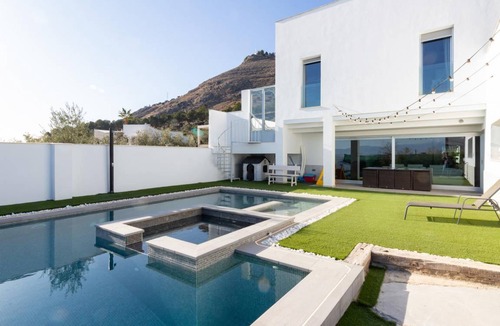 Atarfe Villa | 360 m² Villa ∙ 4 bedrooms ∙ 9 guests