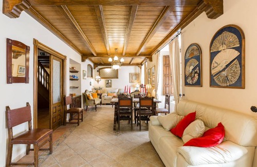 Illora House | 400 m² House ∙ 6 bedrooms ∙ 14 guests