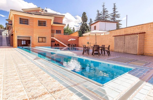 Albolote House | 8 bedroom accommodation in Albolote