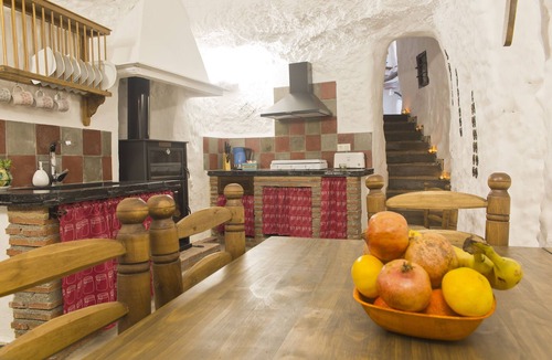 Los Balcones Cottage | Almendro Cave in Balcones de Piedad Complex, Guadix. Pomegranate. For 4 people.