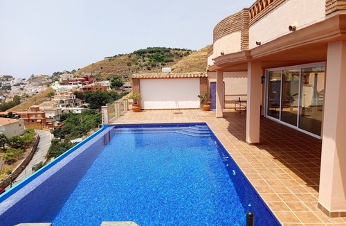 Almunecar Villa | Amazing home,infinity pool,outdoor jacuzzi,indoor and outdoor cinema,very sunny.