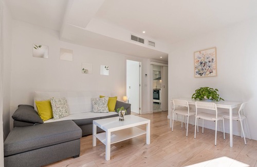 Figares Apartment | Apartment 'Piso Garaje Gratis Granada' with Balcony, Wi-Fi and Air Conditioning