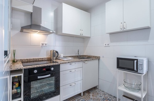 Figares Apartment | Apartment 'Piso Garaje Gratis Granada' with Balcony, Wi-Fi and Air Conditioning