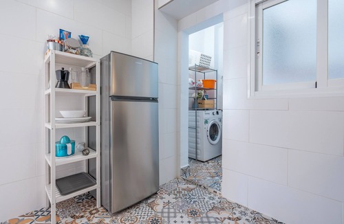 Figares Apartment | Apartment 'Piso Garaje Gratis Granada' with Balcony, Wi-Fi and Air Conditioning