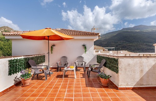 Guejar Sierra Apartment | Apartment 'Amplio En Güejar Sierra' with Mountain View, Wi-Fi and Air Conditioning