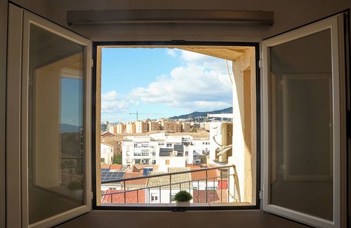Zaidin Apartment | Apartment 'Charming Top-floor With Balcony', Wi-Fi and Air Conditioning
