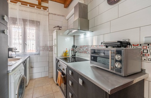 Ambroz Apartment | Apartment 'Con Vistas A La Piscina' with Mountain View, Wi-Fi and Air Conditioning