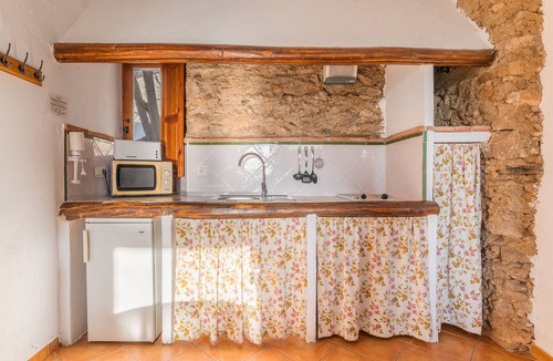 La Zubia Apartment | Apartment 'El Granero' with Mountain Views, Shared Pool and Wi-Fi