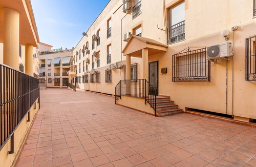 Churriana de la Vega Apartment | Apartment 'Apartamento Centrico En Churriana' with Wi-Fi and Air Conditioning
