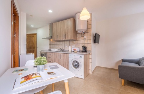 Guadix House | Apartment 'Peñaflor' with Balcony, Wi-Fi and Air Conditioning